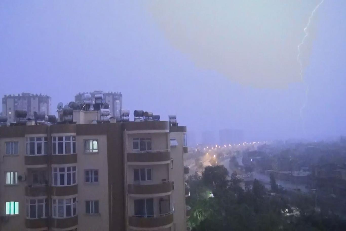Yıldırımın düşme anı kameralara yansıdı Yıldırımın düşme anı kameralara yansıdı